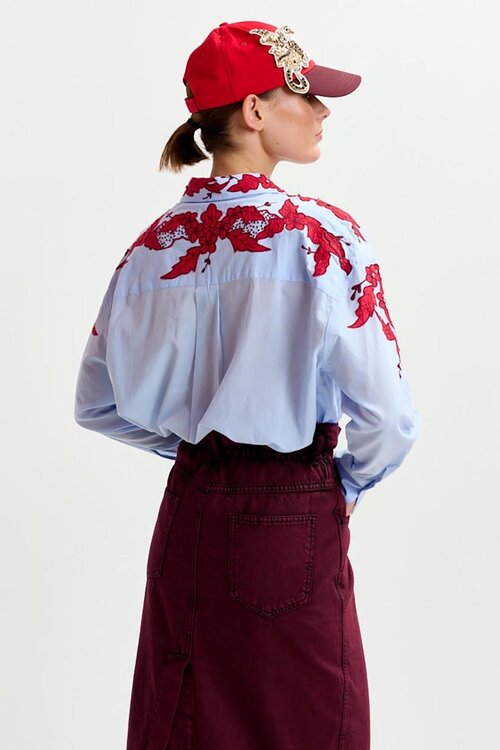 Essentiel Antwerp Hellblaue bestickte Bluse