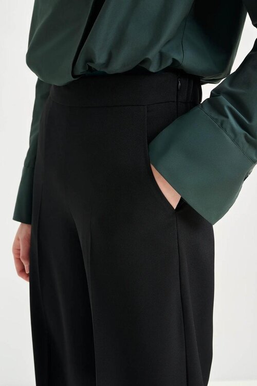 Essentiel Antwerp Schwarze Hose mit elastischem Bund