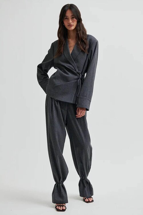 Second Female Graue Milea Hose