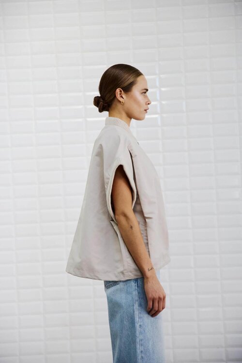 WITHBLACK Off White Weste