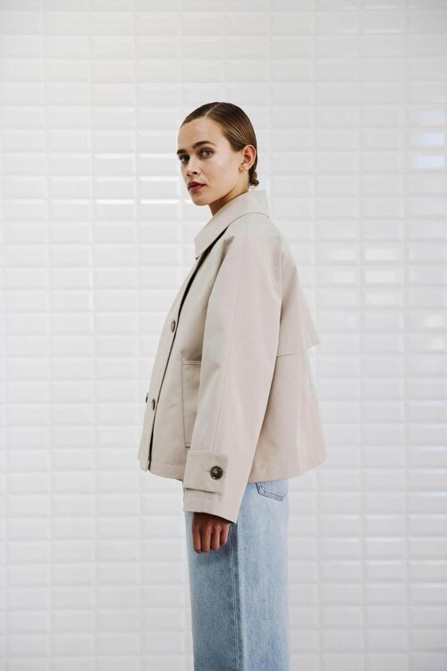 WITHBLACK Kurzer Trenchcoat in hellem Sandton
