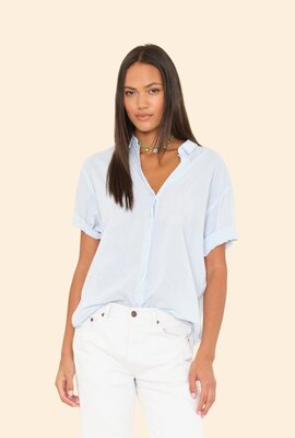 Xirena Hellblauwe Bluse