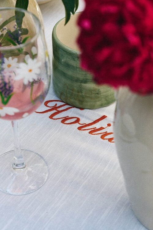 Anna & Nina Weiße Holiday Ruffle Tischdecke