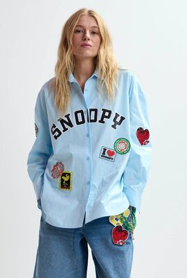 Essentiel Antwerp Blaues Snoopy-Patch-Shirt