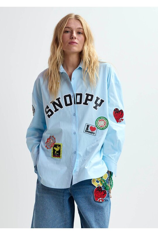 Essentiel Antwerp Blaues Snoopy-Patch-Shirt