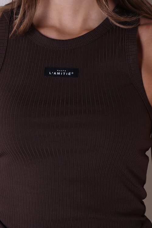 Haute L'Amitie Braunes Rippen-Badge-Tanktop