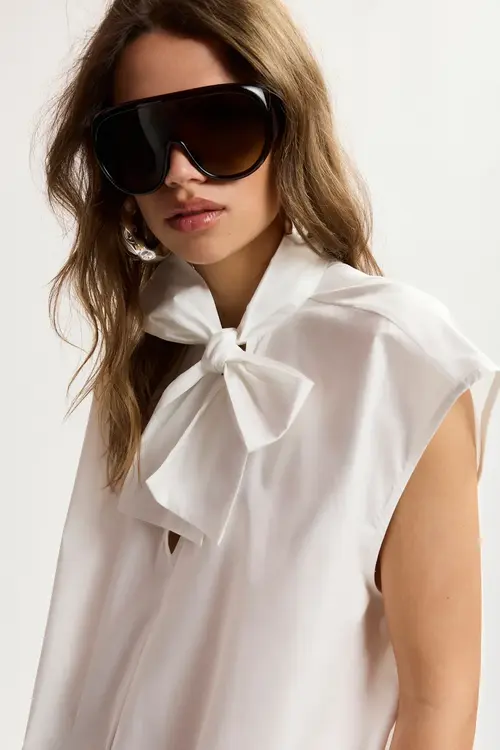 Essentiel Antwerp Off White Ärmelloses Top mit Schleifenkragen