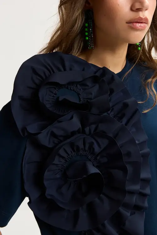 Essentiel Antwerp Marineblaues T-Shirt mit Blume