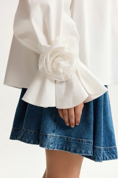 Essentiel Antwerp Weißes schulterfreies Top mit Rosette