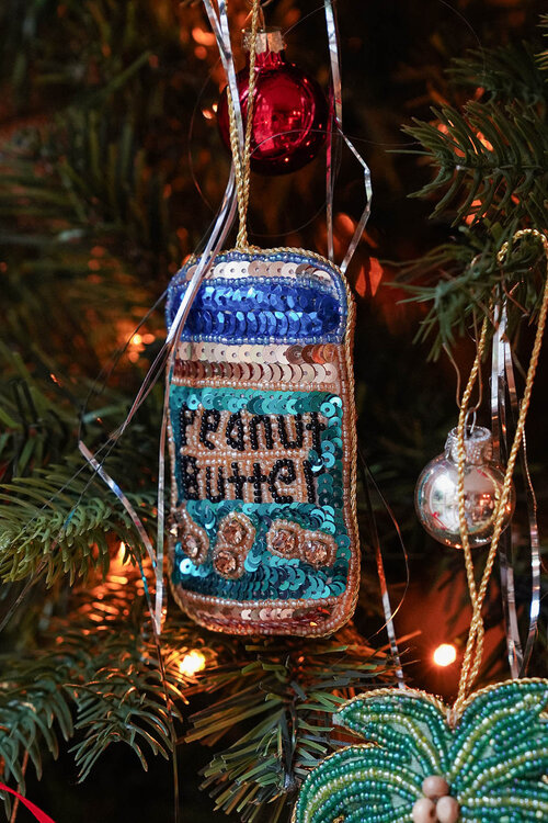Anna & Nina gefärbtes Erdnussbutter-Ornament