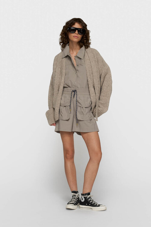 10Days Kurze Strickjacke mit Gürtel in Nebelgrau