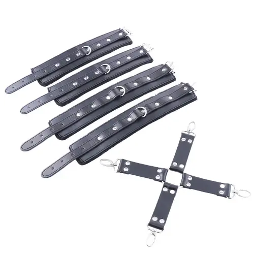 Ensemble de bondage BDSM avec menottes de cheville et menottes de main