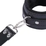 Juego de Bondage BDSM con esposas y tobilleras.