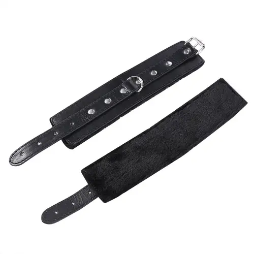 Juego de Bondage BDSM con esposas y tobilleras.