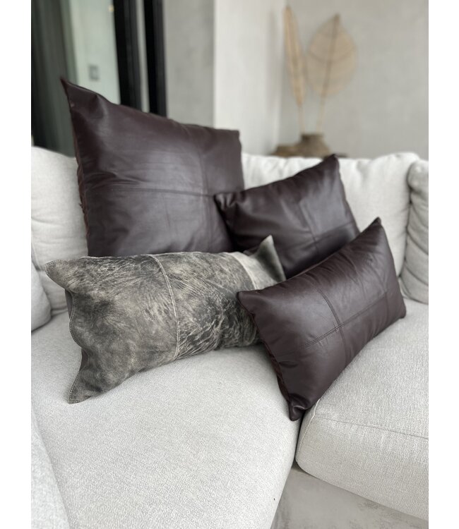 Bazar Bizar De Four Panel Leather Kussenhoes - Chocolade - 40x40