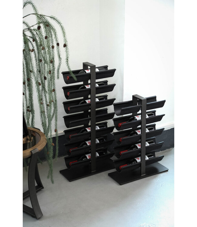 PTMD Davitt Zwart stalen wijnrek met PU-lederen houders.