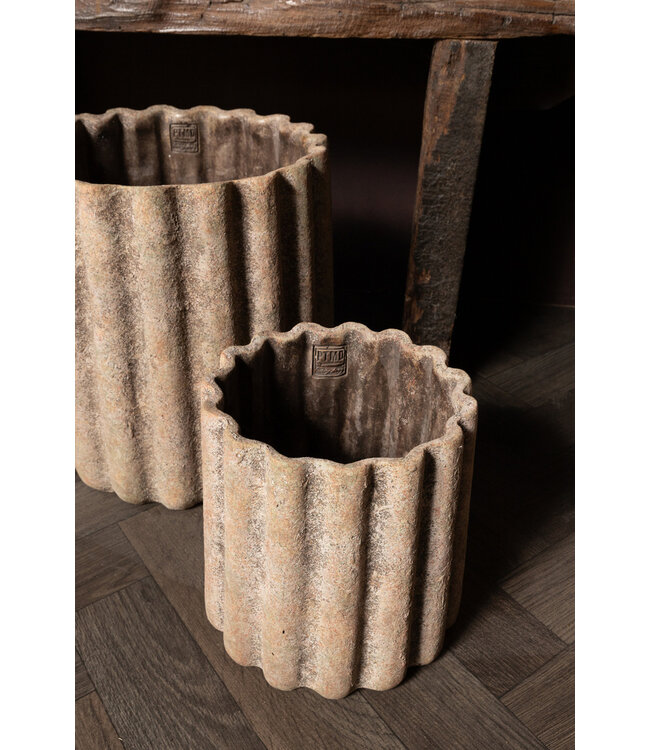 PTMD Jaydean Grey cement pot met geribbelde structuur hoog M