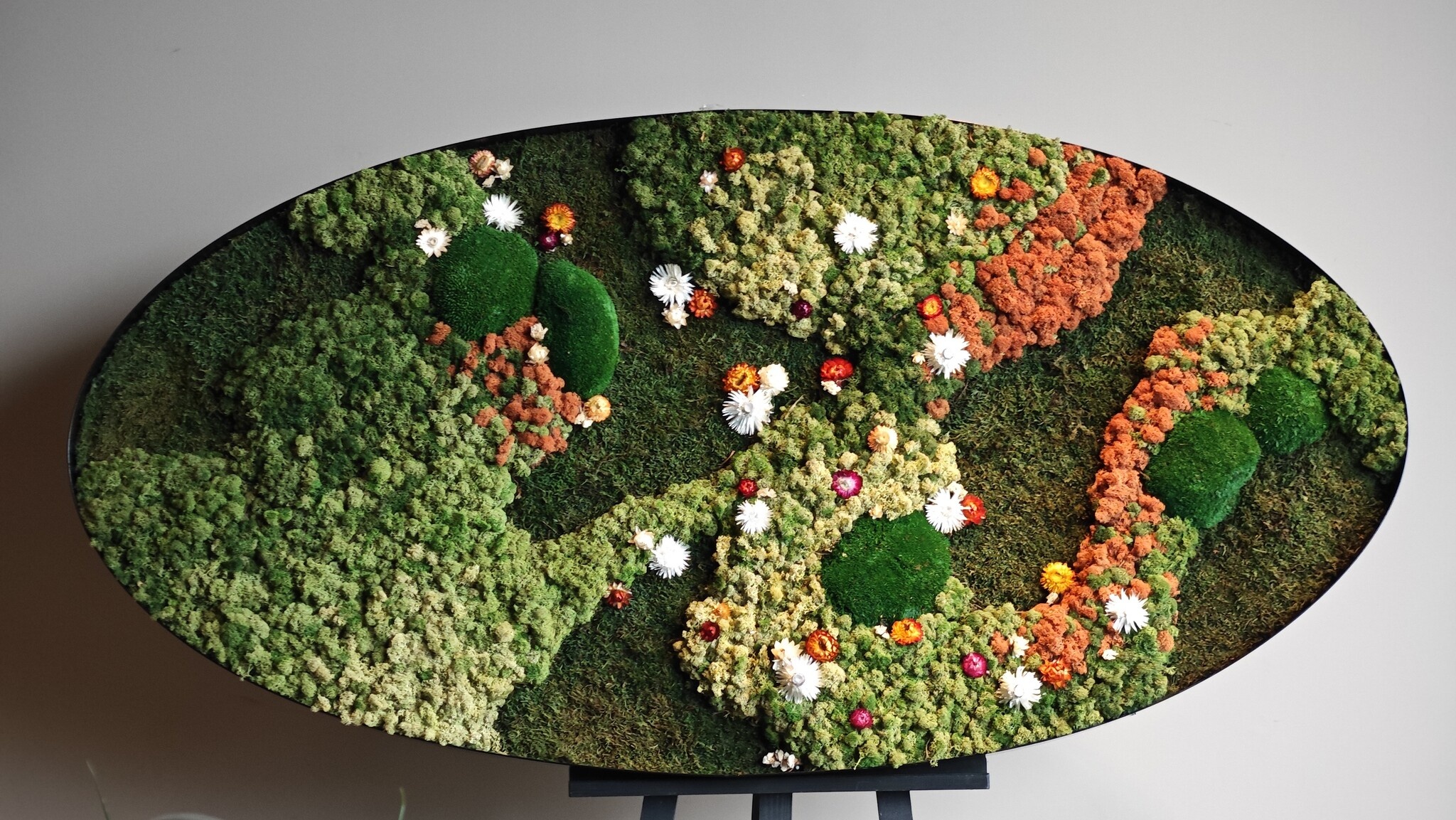Trockenblumen und konservierte Blätter für ein zeitloses Interieur.