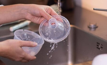 Wie reinigt man seine Milchpumpe richtig?