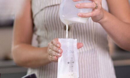 Comment verser facilement le lait maternel des gobelets de collecte Youha ?