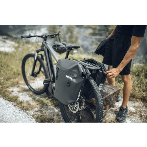 Thule fietstassen Thule Shield Pannier 22 liter zwart