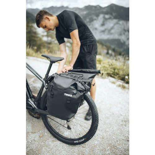 Thule fietstassen Thule Shield Pannier 22 liter zwart
