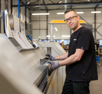 Solutions sur mesure efficaces avec les plieuses Schechtl et le service de JÖRG Machines