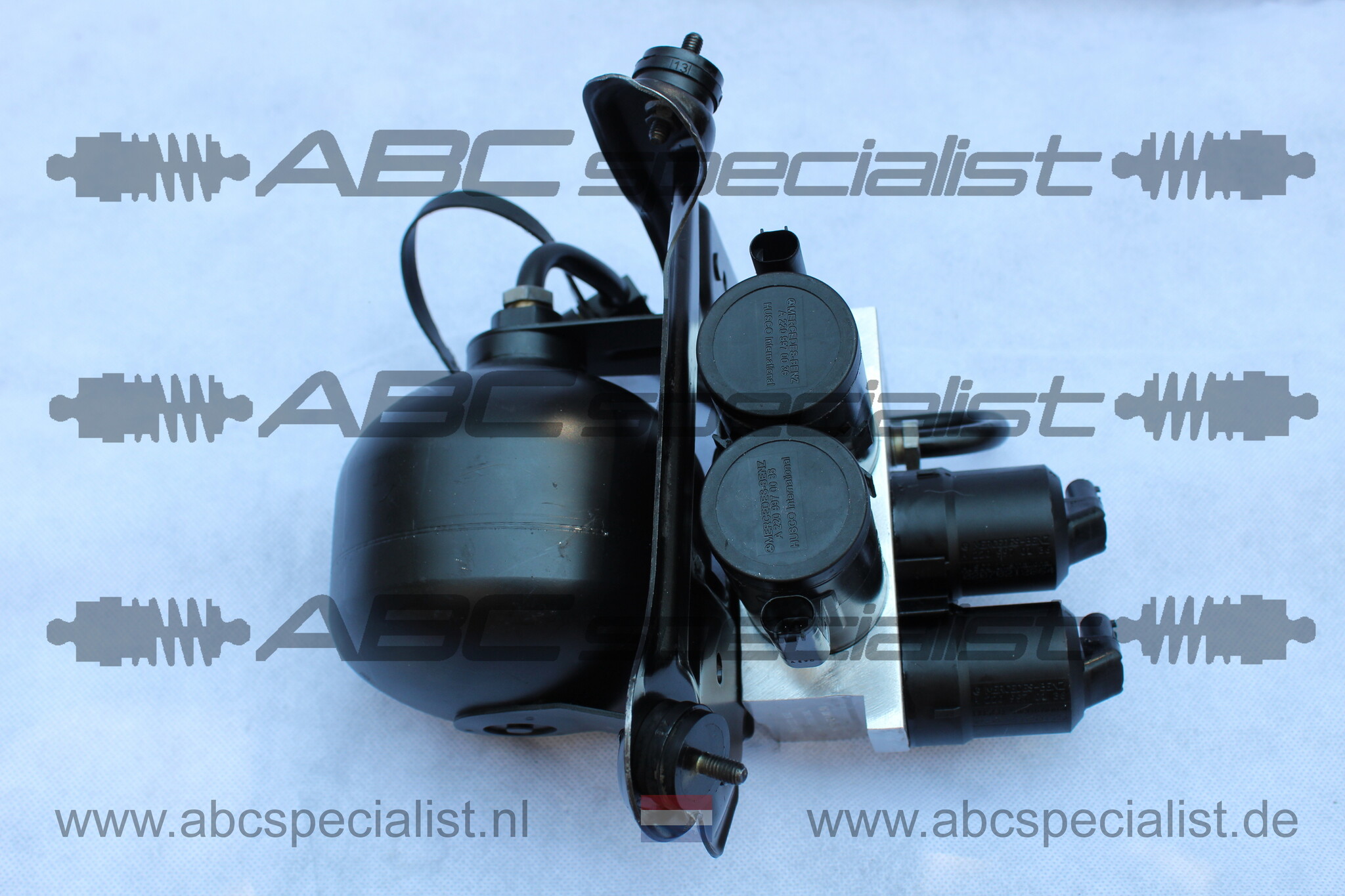 MERCEDES BENZ S-Class W220 ABC valve block A2203200358 & pressure accumulator complete front