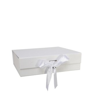 4A Gift box | Colour: Natural White | Length 22 centimetres | Width 22 centimetres | Height 6.5 centimetres | Per box