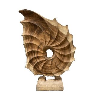 HBXD Teak Shell on Stand “Kerang” | Colour: Brown | Length 50 centimetres | Width 15 centimetres | Height 84 centimetres | Per shell
