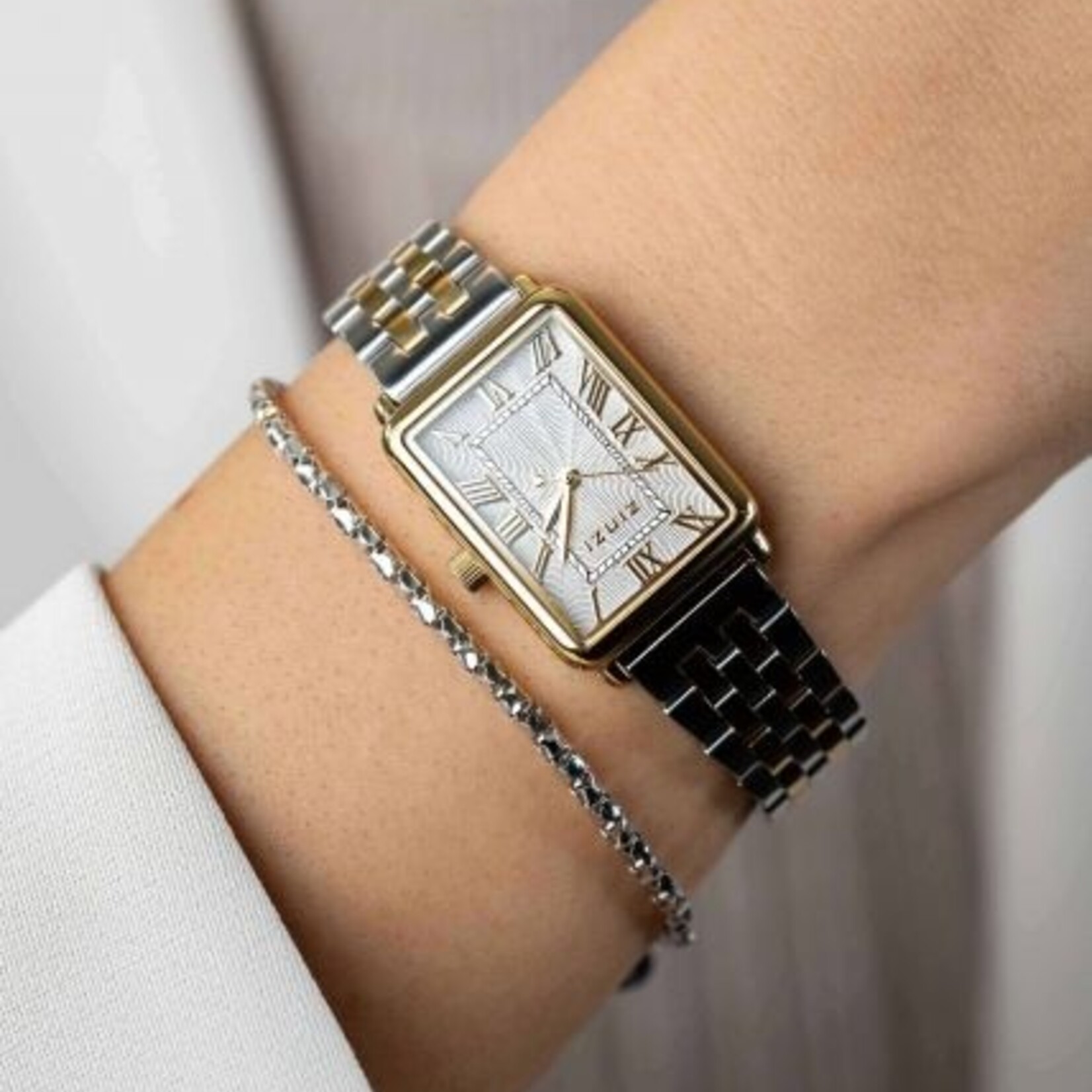 Zinzi ZINZI Elegance bicolor horloge witte wijzerplaat en rechthoekige goudkleurige kast en bicolor stalen schakelband 28mm extra dun ZIW1907