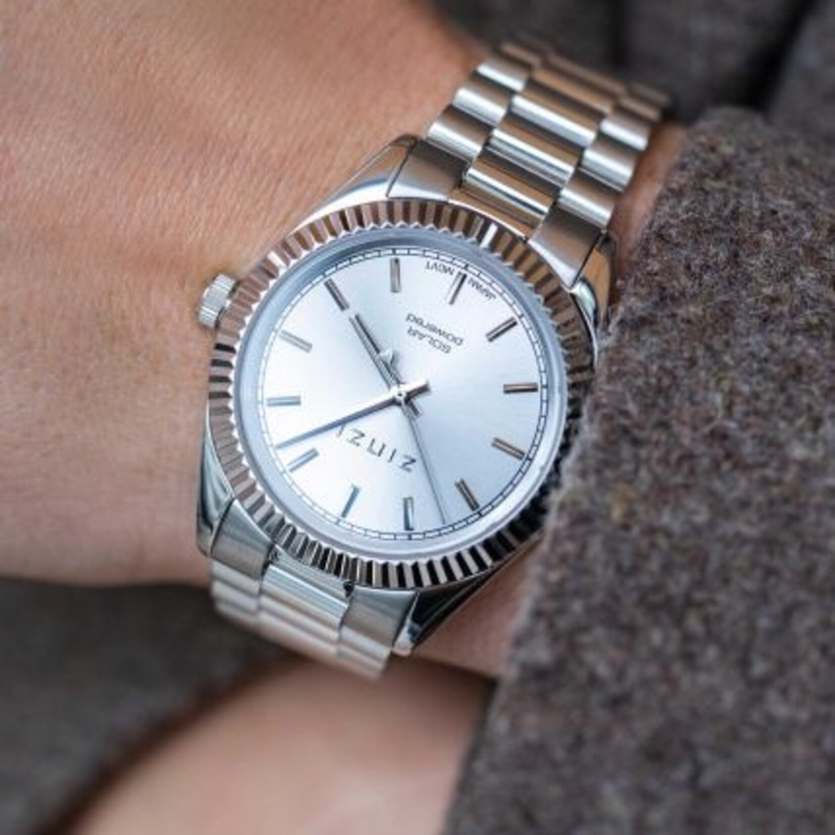 Zinzi ZINZI Solaris horloge met zilverkleurige wijzerplaat, stalen kast 35mm en stalen band met clip-sluiting. Het Japanse uurwerk loopt op zon- en kunstlicht ZIW2102