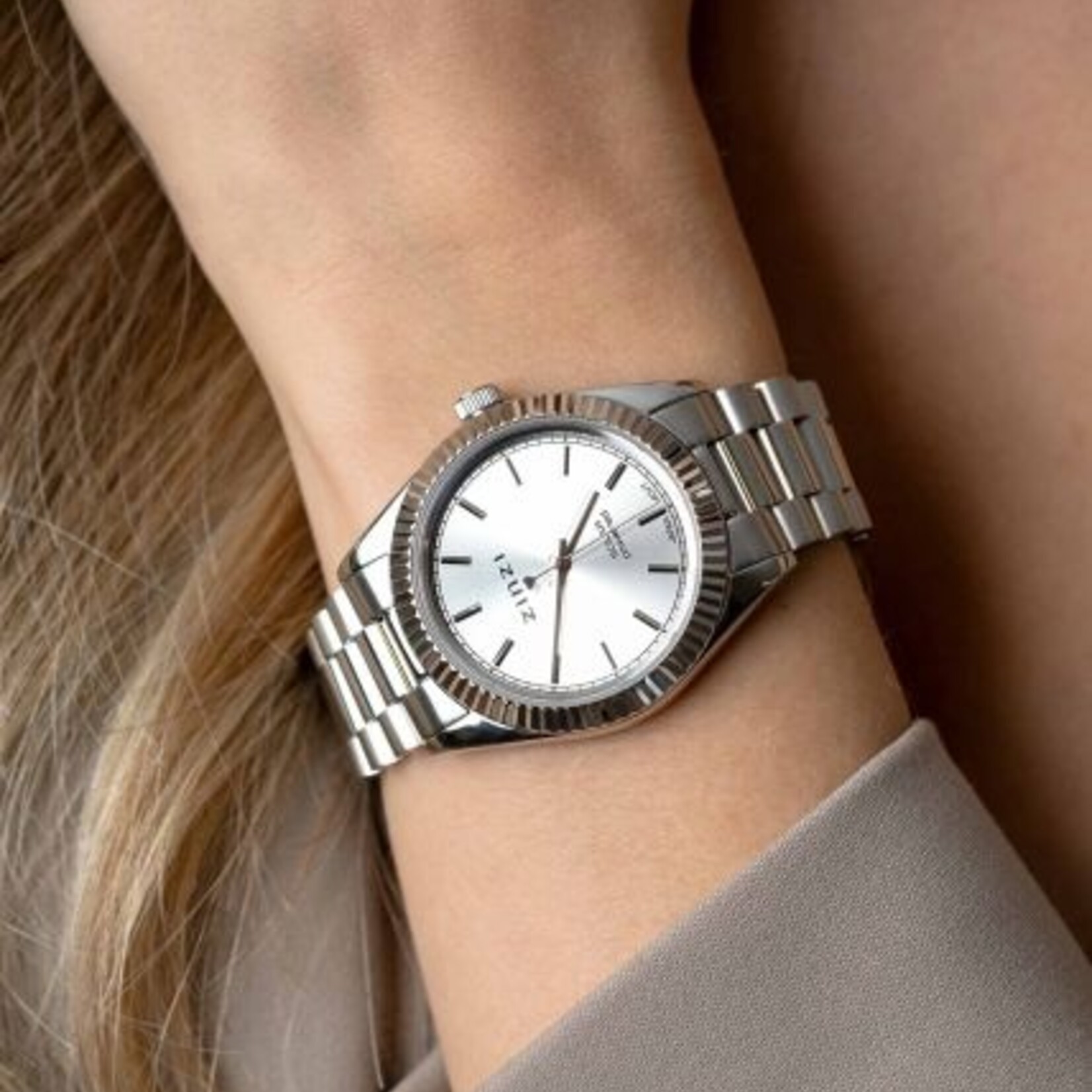 Zinzi ZINZI Solaris horloge met zilverkleurige wijzerplaat, stalen kast 35mm en stalen band met clip-sluiting. Het Japanse uurwerk loopt op zon- en kunstlicht ZIW2102