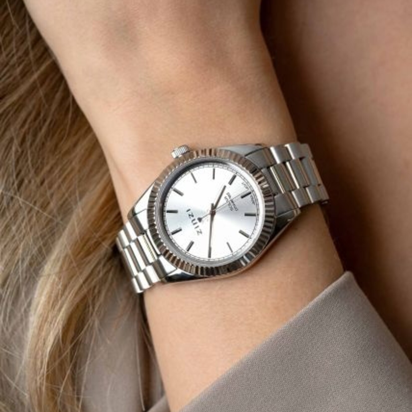 Zinzi ZINZI Solaris watch with silver-colored dial, steel case 35mm and steel strap with clip clasp. The Japanese movement runs on sunlight and artificial light ZIW2102