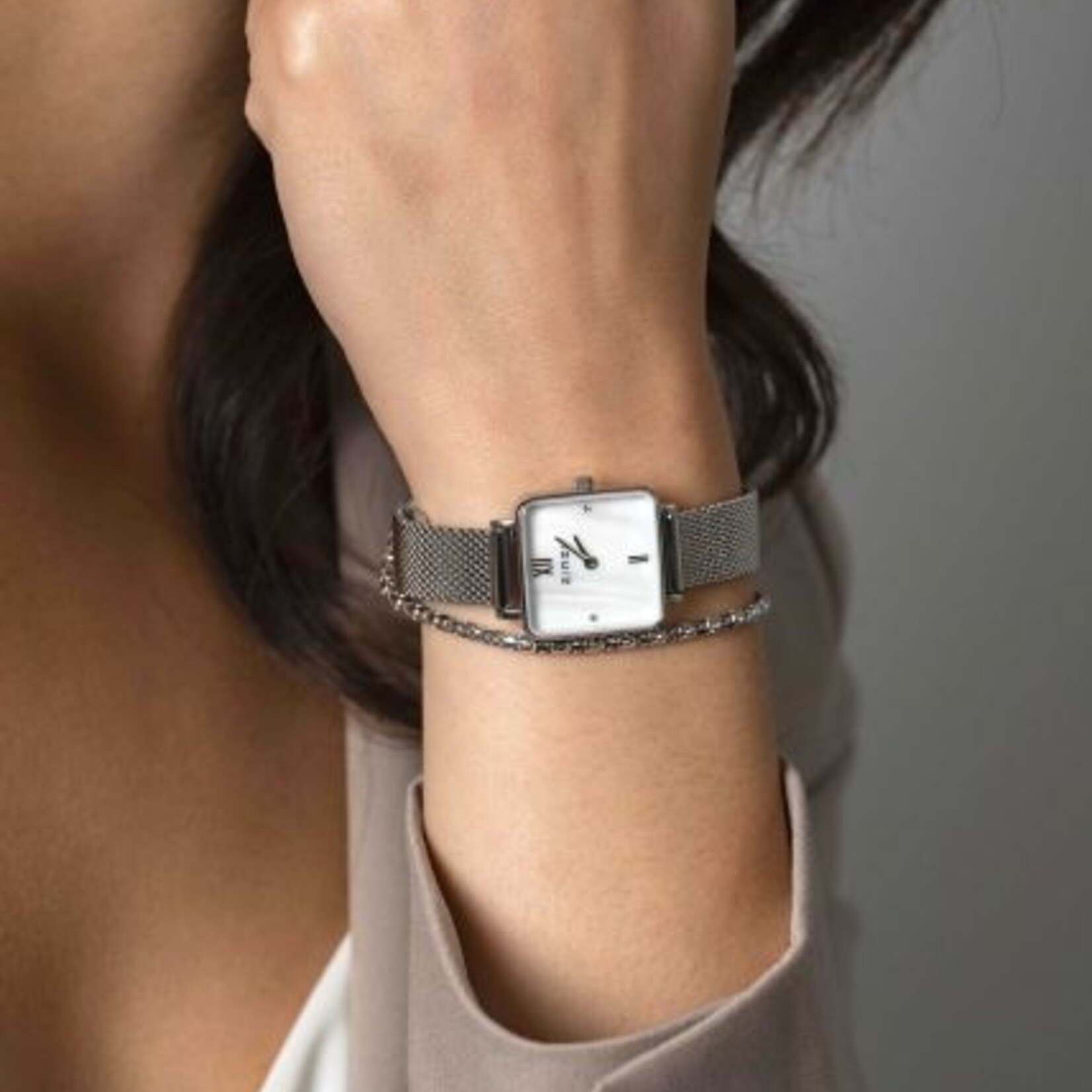 Zinzi ZINZI Square mini horloge witte parelmoer wijzerplaat en vierkante zilverkleurige kast stalen mesh band 22mm extra dun ziw1717