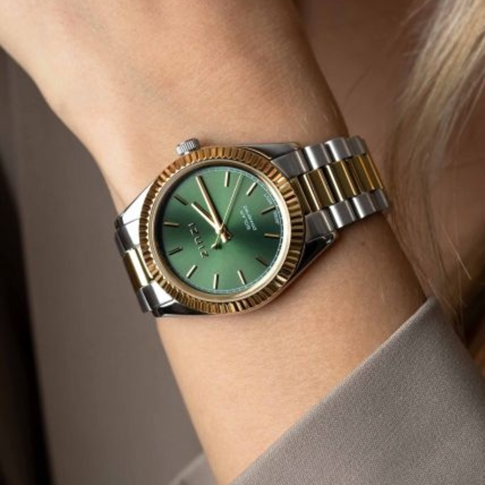 Zinzi ZINZI Solaris horloge met groene wijzerplaat, stalen bicolor kast 35mm en stalen bicolor band met clip-sluiting. Het Japanse uurwerk loopt op zon- en kunstlicht ZIW2135