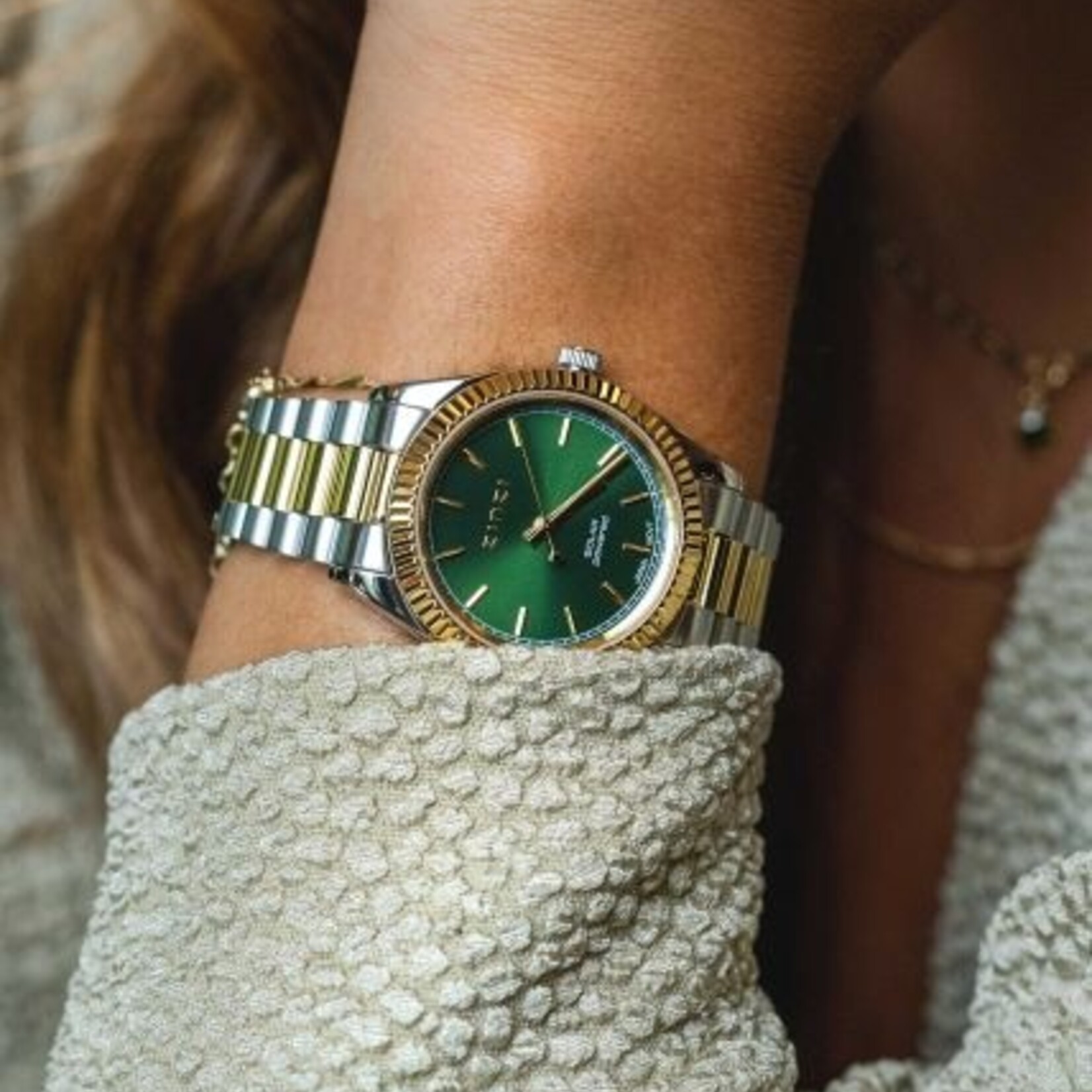 Zinzi ZINZI Solaris watch with green dial, steel bicolor case 35mm and steel bicolor strap with clip clasp. The Japanese movement runs on sunlight and artificial light ZIW2135