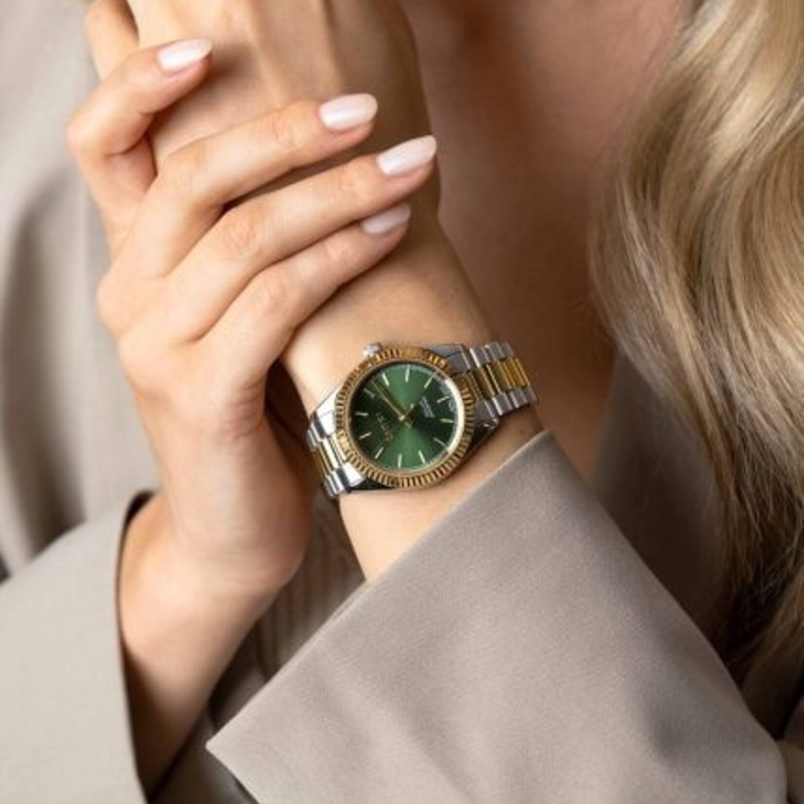 Zinzi ZINZI Solaris horloge met groene wijzerplaat, stalen bicolor kast 35mm en stalen bicolor band met clip-sluiting. Het Japanse uurwerk loopt op zon- en kunstlicht ZIW2135