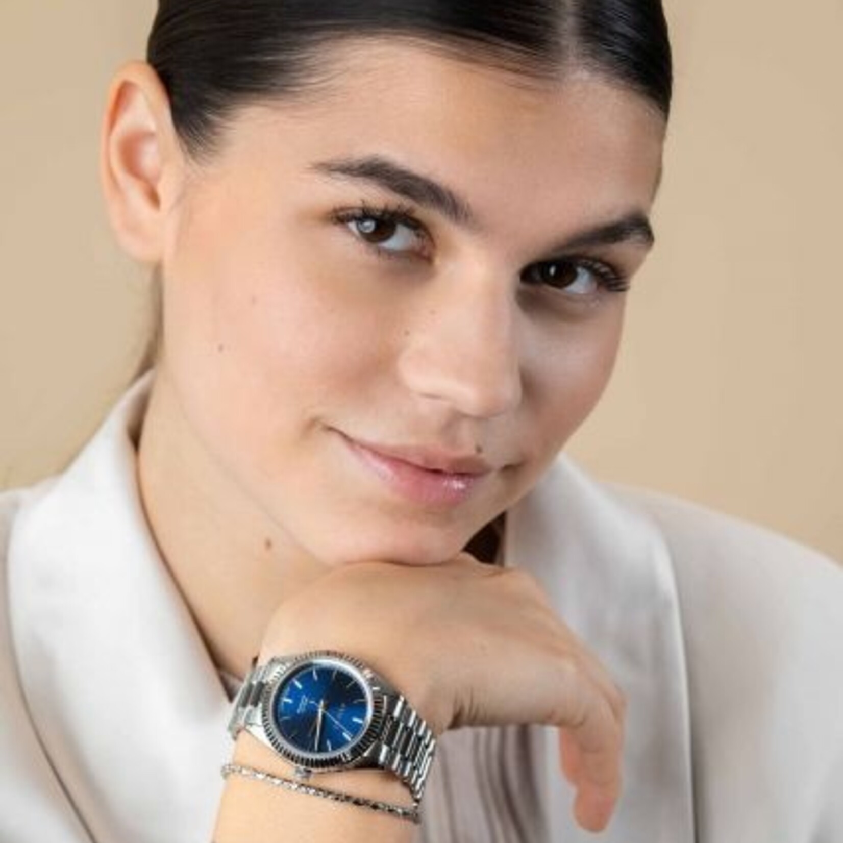Zinzi ZINZI Solaris horloge met blauwe wijzerplaat, stalen kast 35mm en stalen band met clip-sluiting. Het Japanse uurwerk loopt op zon- en kunstlicht ZIW2155