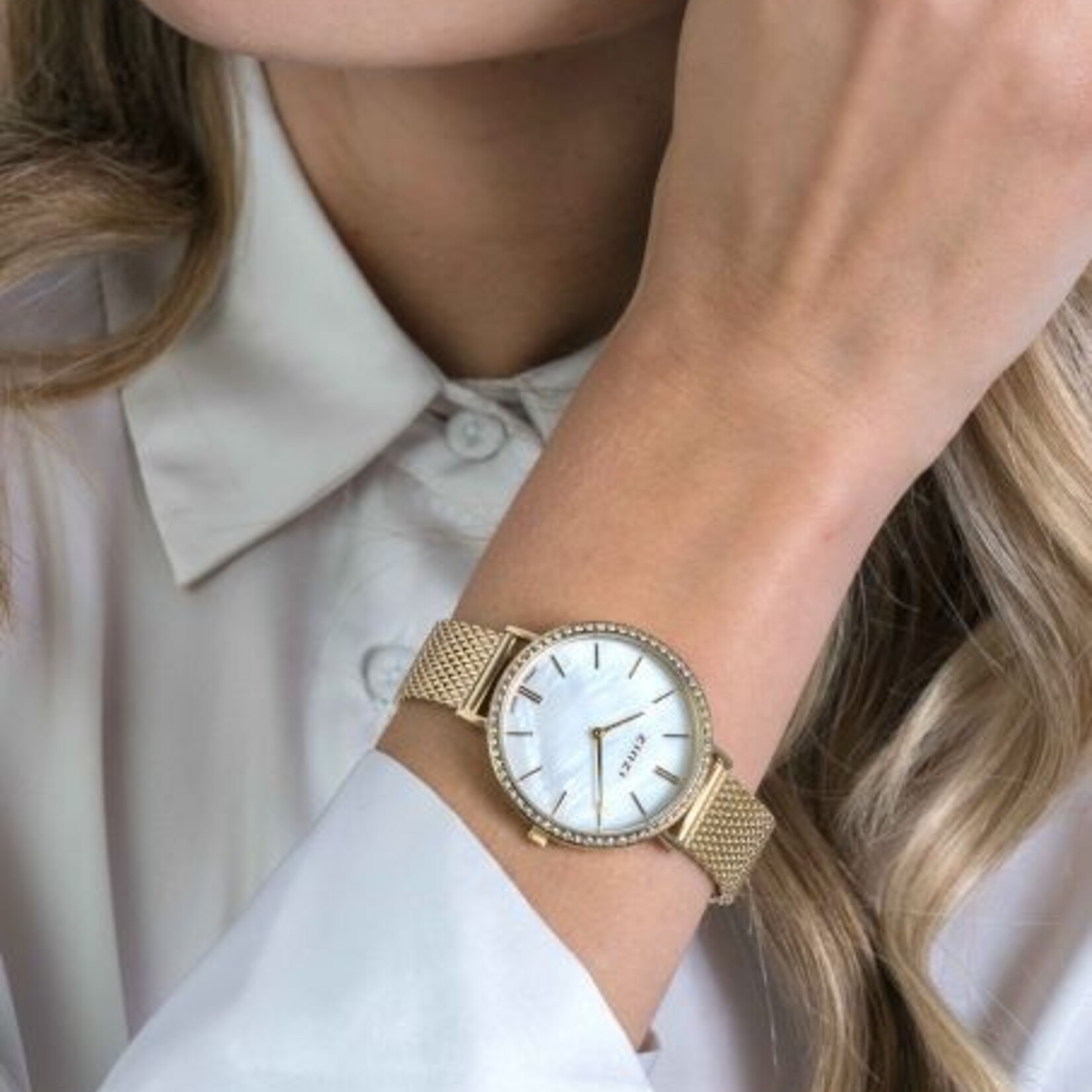 Zinzi ZINZI horloge GRACE 34mm wit parelmoer wijzerplaat, rondom bezet met witte crystals, goudkleurige stalen kast en band ziw1334