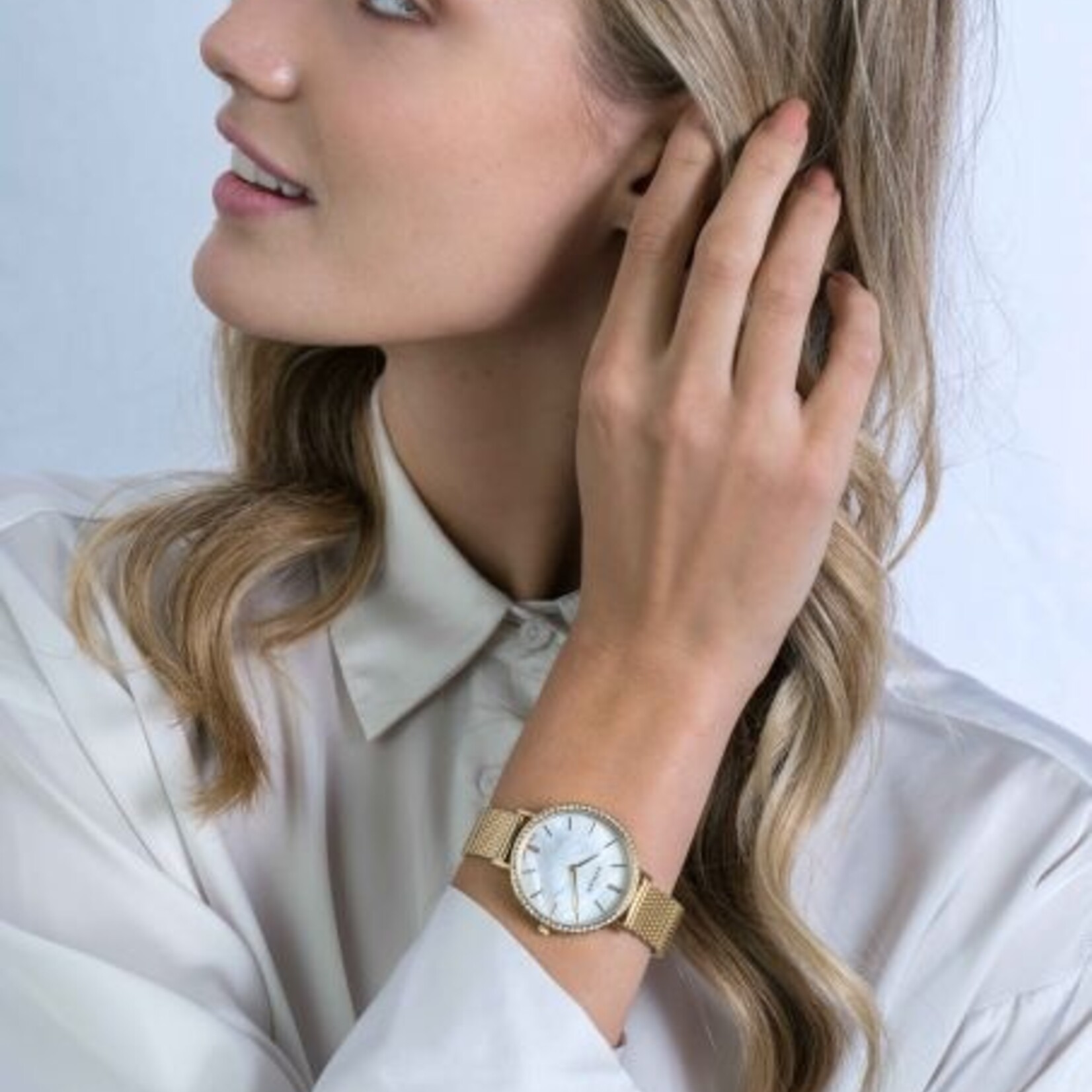 Zinzi ZINZI horloge GRACE 34mm wit parelmoer wijzerplaat, rondom bezet met witte crystals, goudkleurige stalen kast en band ziw1334
