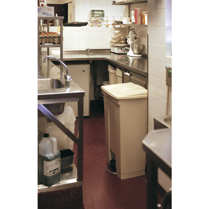 Rubbermaid Step-On Classic container 87 liter beige