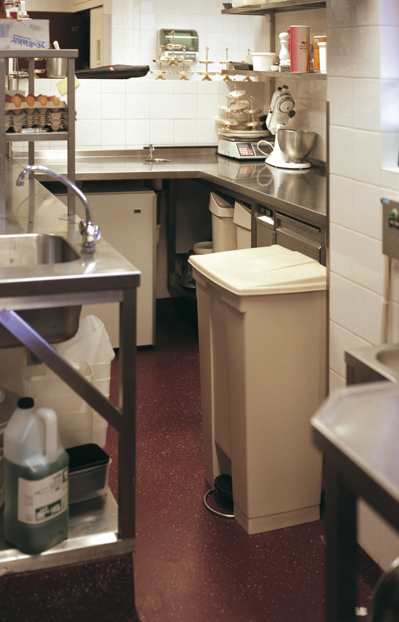 Rubbermaid Step-On Classic container 87 liter beige