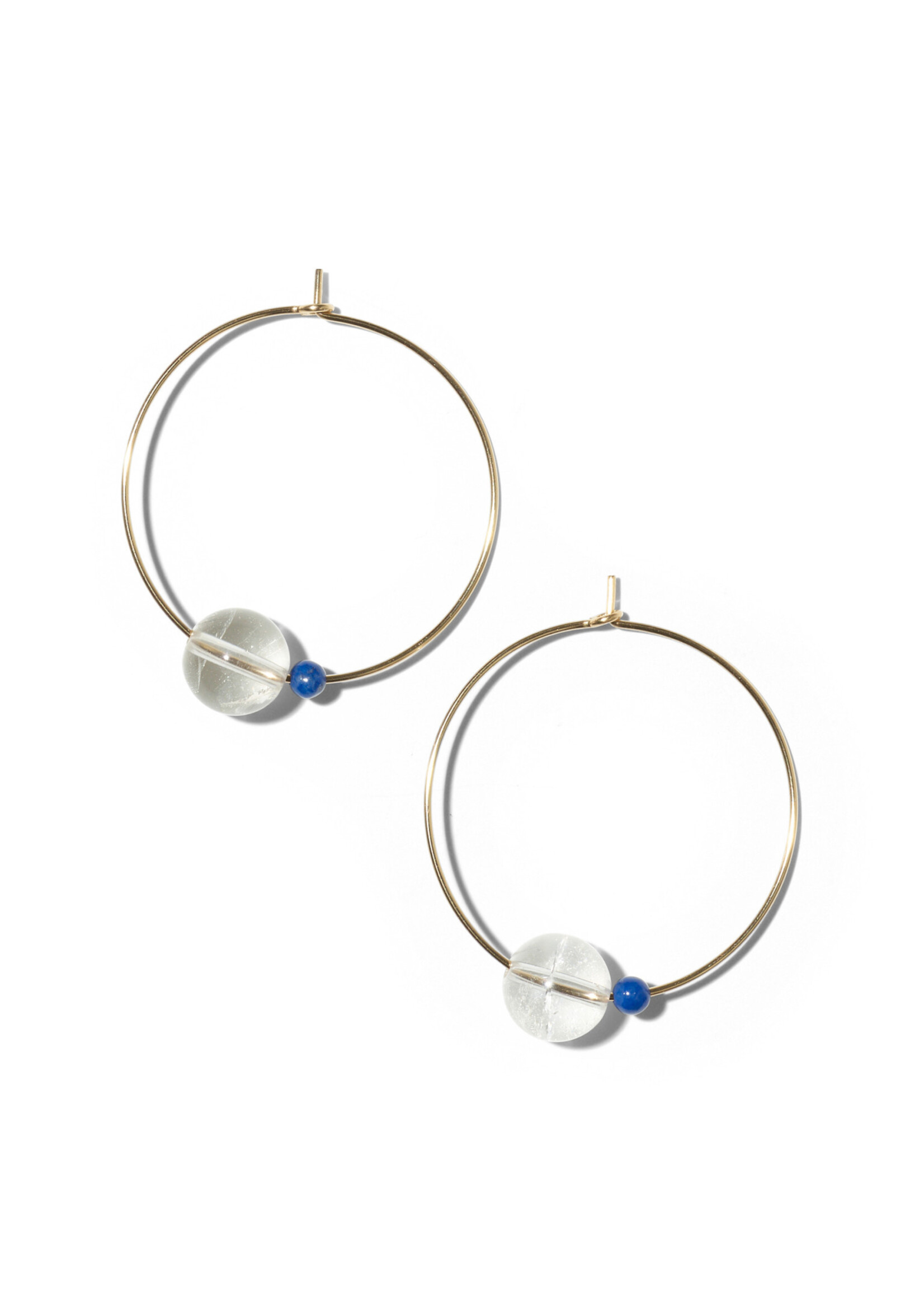 LALA, grandes créoles, plaqué or 14 carats, avec du cristal de roche et du lapis lazuli.