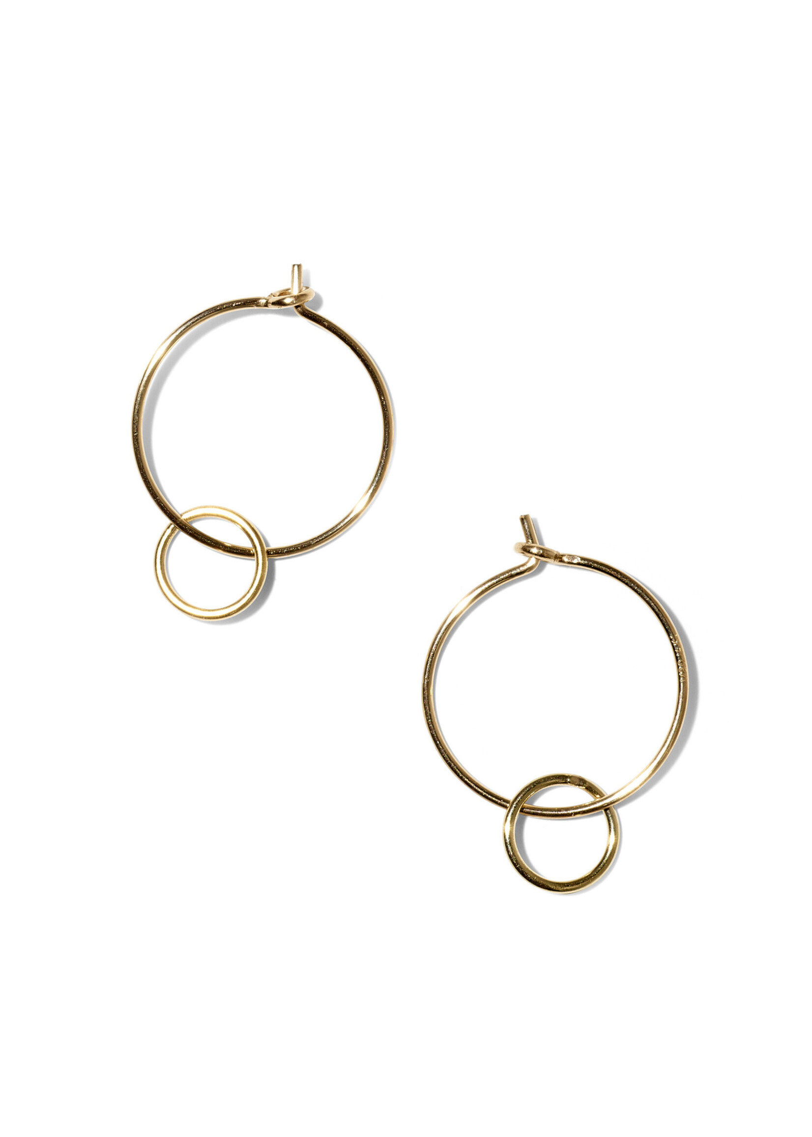 Nous vous présentons une paire de créoles minimalistes avec LANNI. Disponibles en deux tailles, ces boucles d'oreilles brillent grâce au magnifique matériau plaqué or 14 carats.