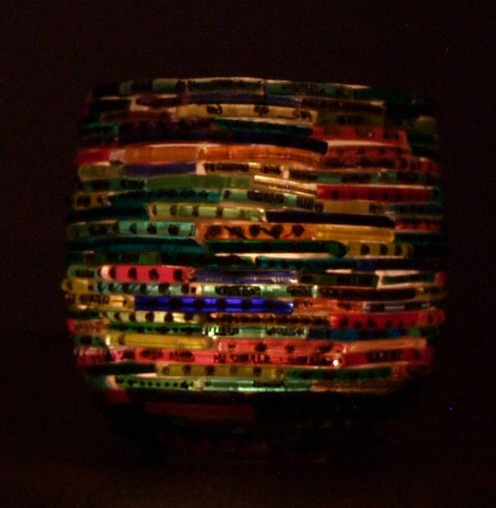 Teelichthalter mit bunten Armreifen