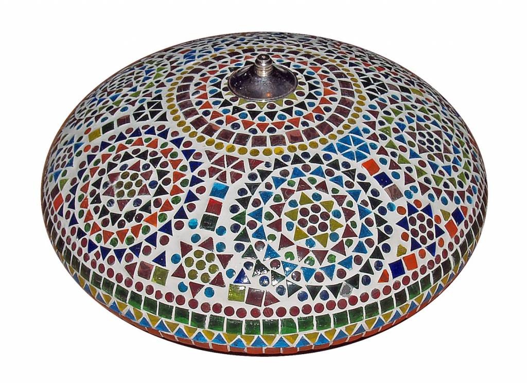 Bunte Mosaik-Deckenleuchte mit Lampenlicht