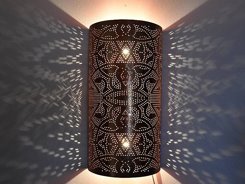 Kupferne Wandleuchte mit filigranem Muster