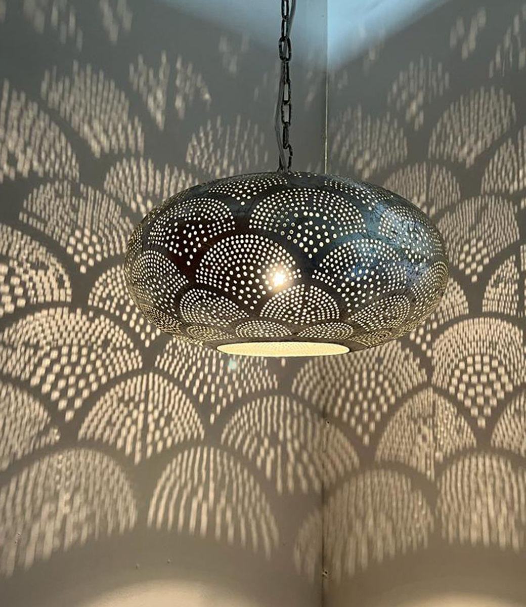 Filigrane Hängelampe in Silber mit Regenbogeneffekt