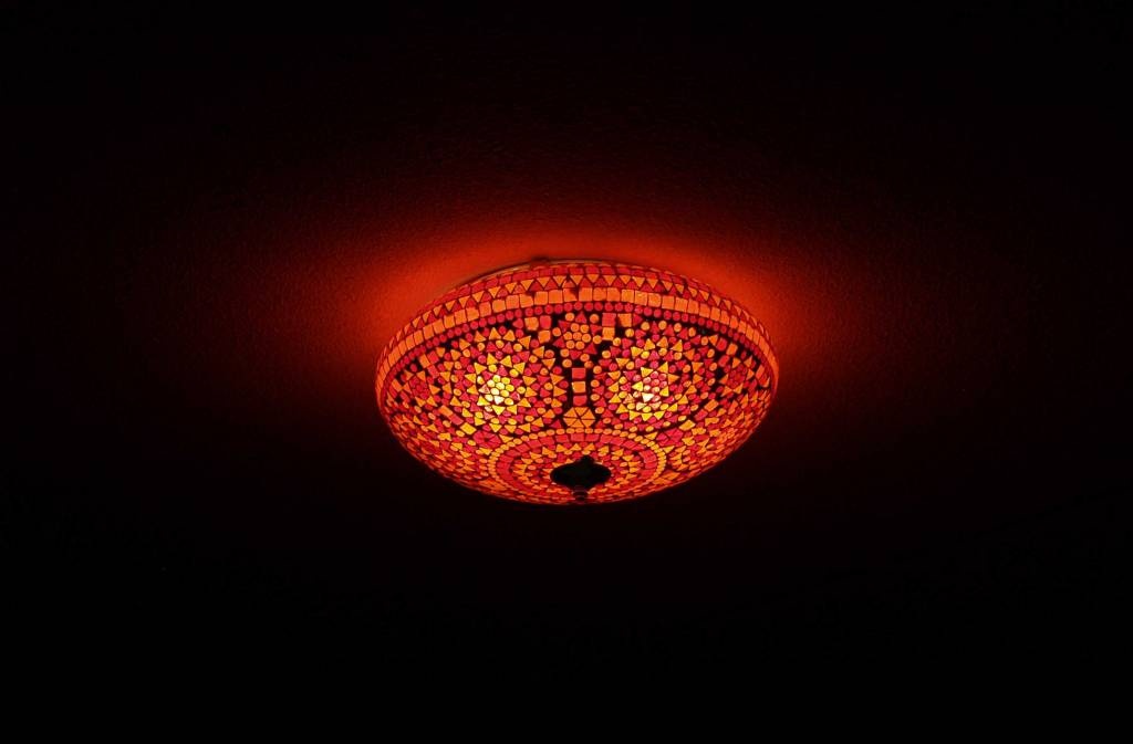 Rote orientalische Deckenlampe mit Mosaik